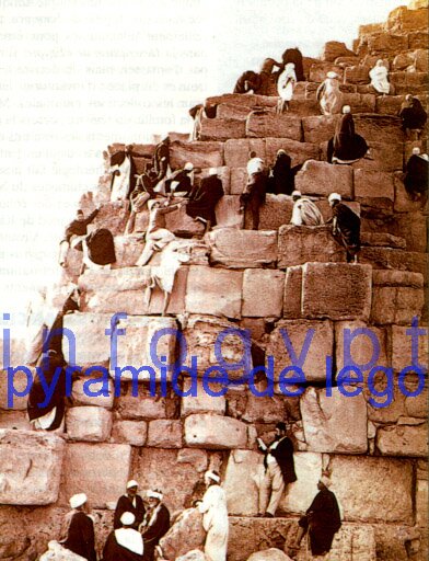 Ascension de la grande pyramide, photographie d'Emile B&eacute;chard (1875)